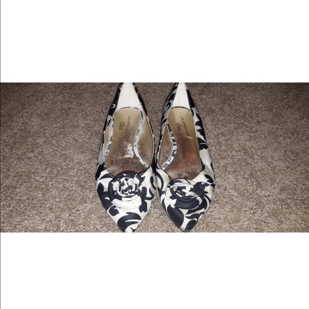 white and black flower flats